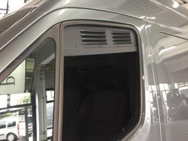 Lüftungsgitter Frischlüfter Fahrerhaus Mercedes Benz Sprinter ab BJ 06/2018 - Lüftungsgitter Fahrerseite vorne verbaut in grauem Fahrzeug mit geöffnetem Fenster